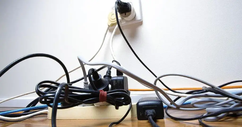 Cómo esconder cables: trucos para disimular los cables de tu casa - La  cartera rota
